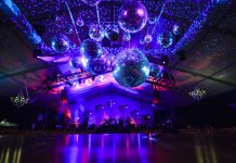 ¿Fiesta ambientada en los 70? Una pista iluminada es infaltable