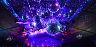 ¿Fiesta ambientada en los 70? Una pista iluminada es infaltable